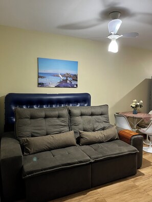 Living area - Apartment on Dunas beach, 6 minutes from Forte beach in Cabo Frio. (Cabo Frio)
