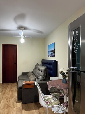 Living area - Apartment on Dunas beach, 6 minutes from Forte beach in Cabo Frio. (Cabo Frio)