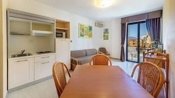 Apartamento, 1 quarto, sacada, vista para a cidade | Sala de estar