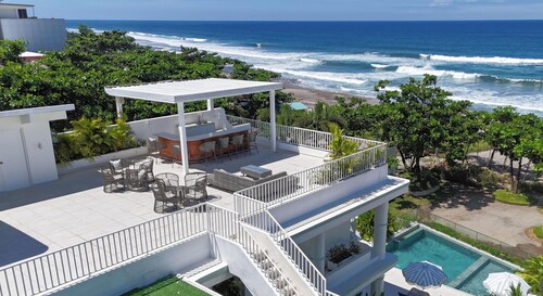 Oeste 7-Bedroom Beachfront Villa - Jacuzzi Heated Pool Near San Juan, La Union