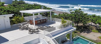 Oeste 7-Bedroom Beachfront Villa - Jacuzzi Heated Pool Near San Juan, La Union