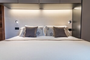 1 bedroom, iron/ironing board, travel crib, free WiFi - Front Row | Ski-in / Ski-out on the slopes (Breuil-Cervinia)