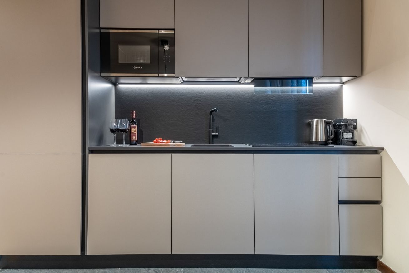 Fridge, microwave, dishwasher, cookware/dishes/utensils