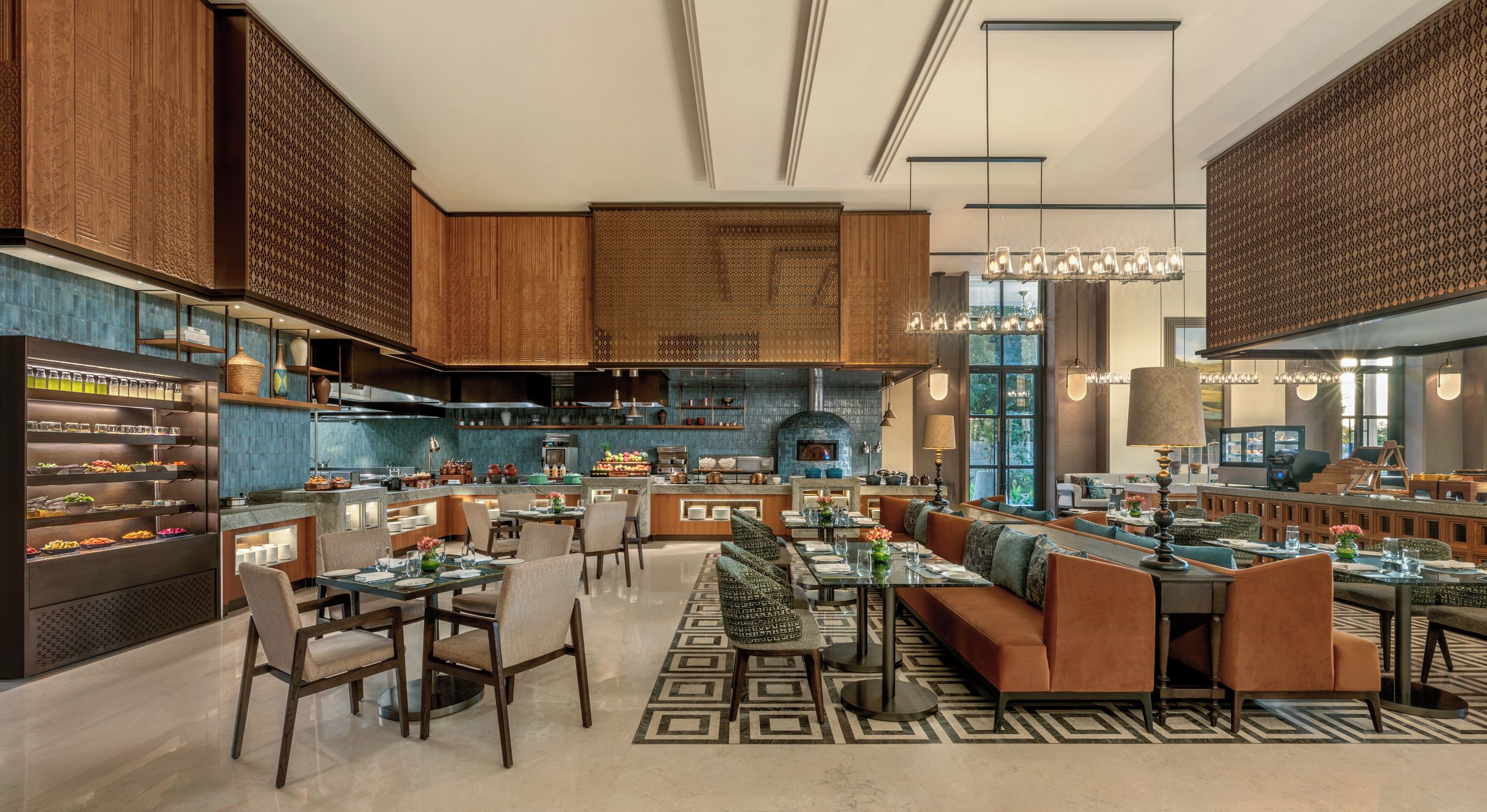 Un restaurante moderno con zona de comedor central, cocina y espacio de bar-lounge.