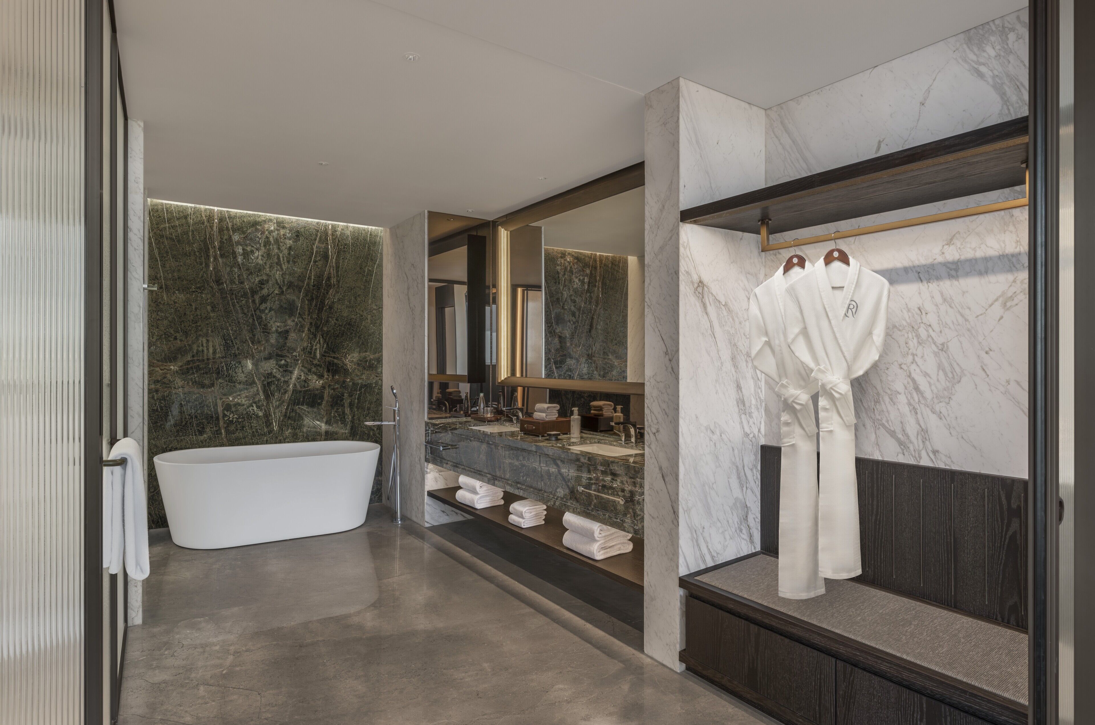 Premium Suite | Bathroom | Free toiletries, towels, soap, shampoo