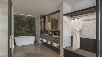 Premium Suite | Bathroom | Free toiletries, towels, soap, shampoo