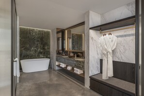 Premium-Suite | Badezimmer | Kostenlose Toilettenartikel, Handtücher, Seife, Shampoo