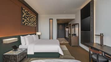 Club Room, 1 King Bed | In-room safe, laptop workspace, iron/ironing board, free WiFi