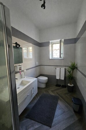 Doccia, asciugacapelli, bidet, asciugamani