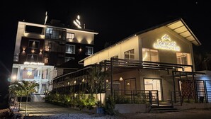 Un edificio con un letrero que dice 'Sahyadri Restaurant & Bar' de noche.