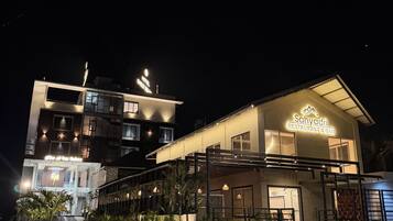 Fachada de la propiedad por la tarde o noche