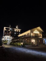Un edificio con un letrero que dice 'Sahyadri Restaurant & Bar' de noche.