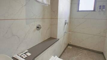 Deluxe Room | Bathroom