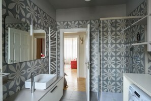 Comfort-lejlighed - byudsigt | Badeværelse | Bruser, gratis toiletartikler, hårtørrer, hjemmesko