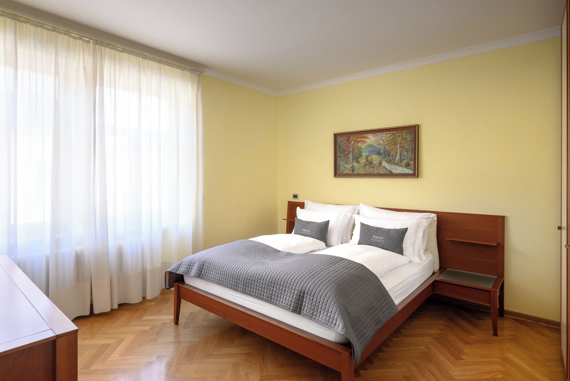 Apartamento, balcón, vistas a la ciudad | Caja fuerte, tabla de planchar con plancha, wifi gratis y ropa de cama