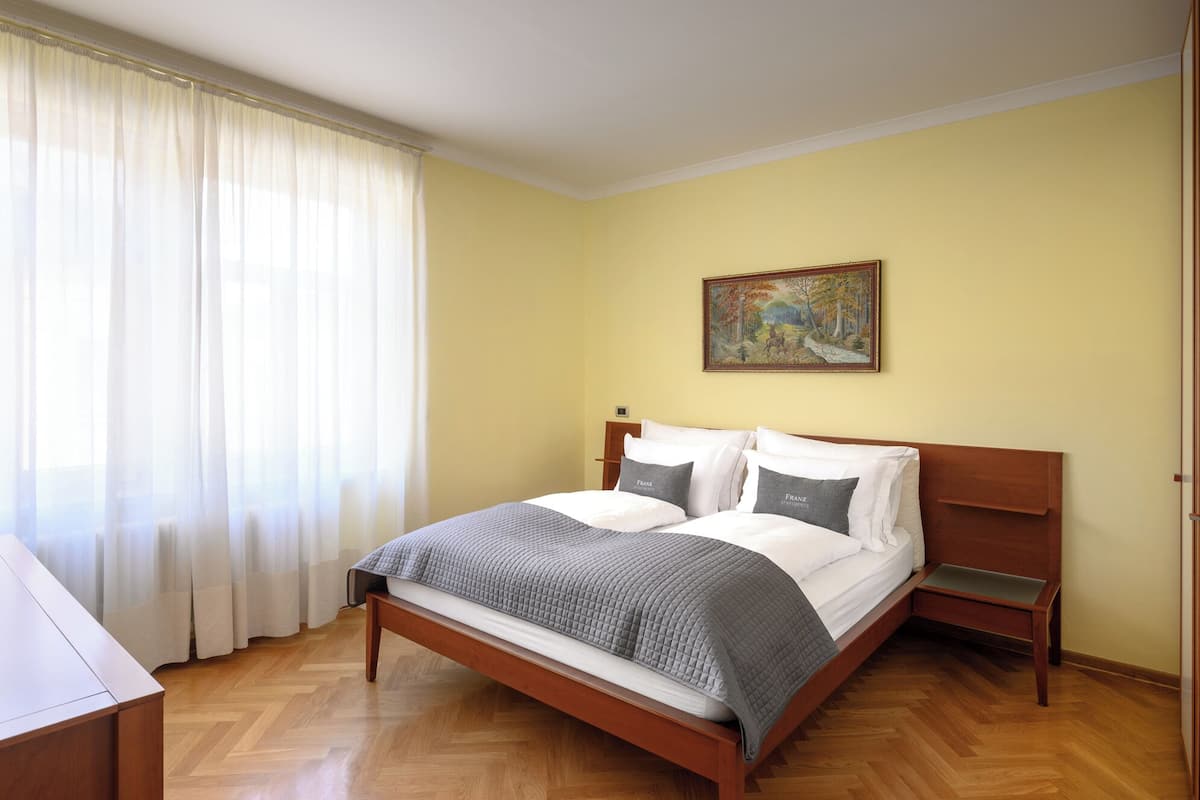 Apartamento, balcón, vistas a la ciudad | Caja fuerte, tabla de planchar con plancha, wifi gratis y ropa de cama