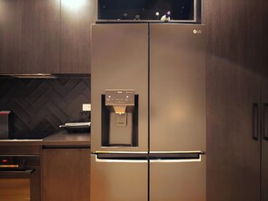 冷蔵庫、電子レンジ、オーブン、コンロ