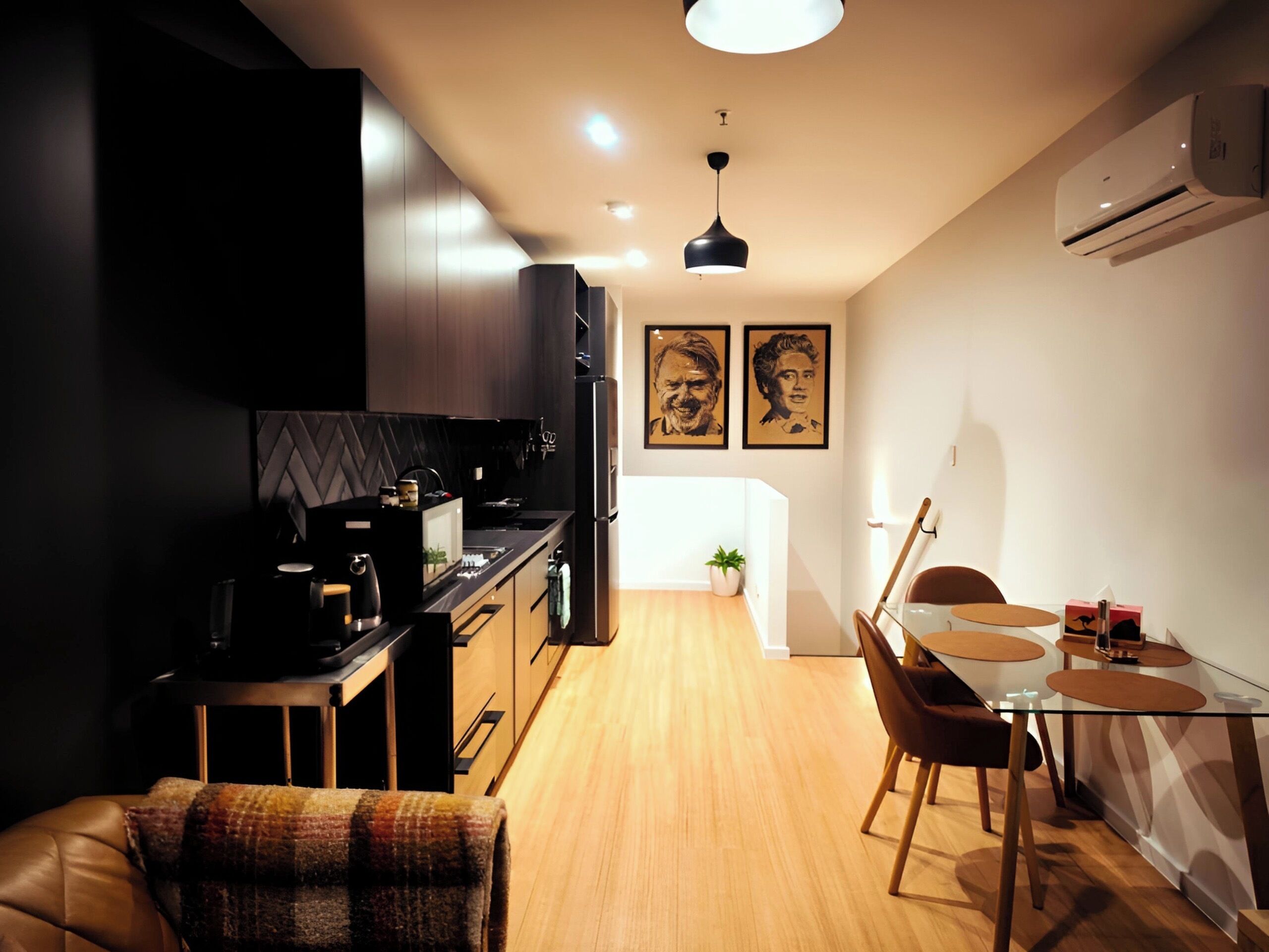 Kaffe- och tebryggare, kylskåp, mikrovågsugn och ugn