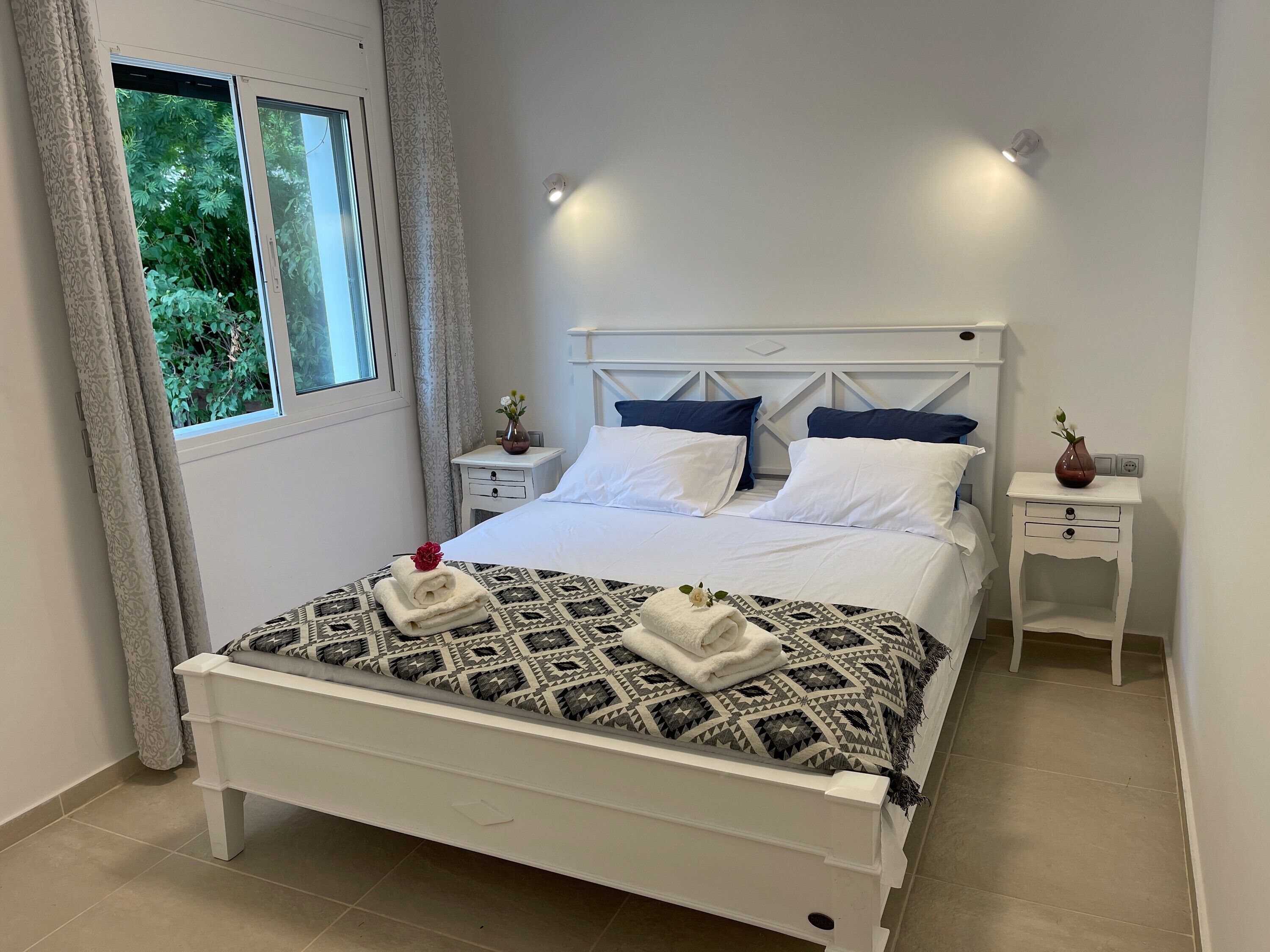 3 habitaciones, tabla de planchar con plancha, wifi y ropa de cama 