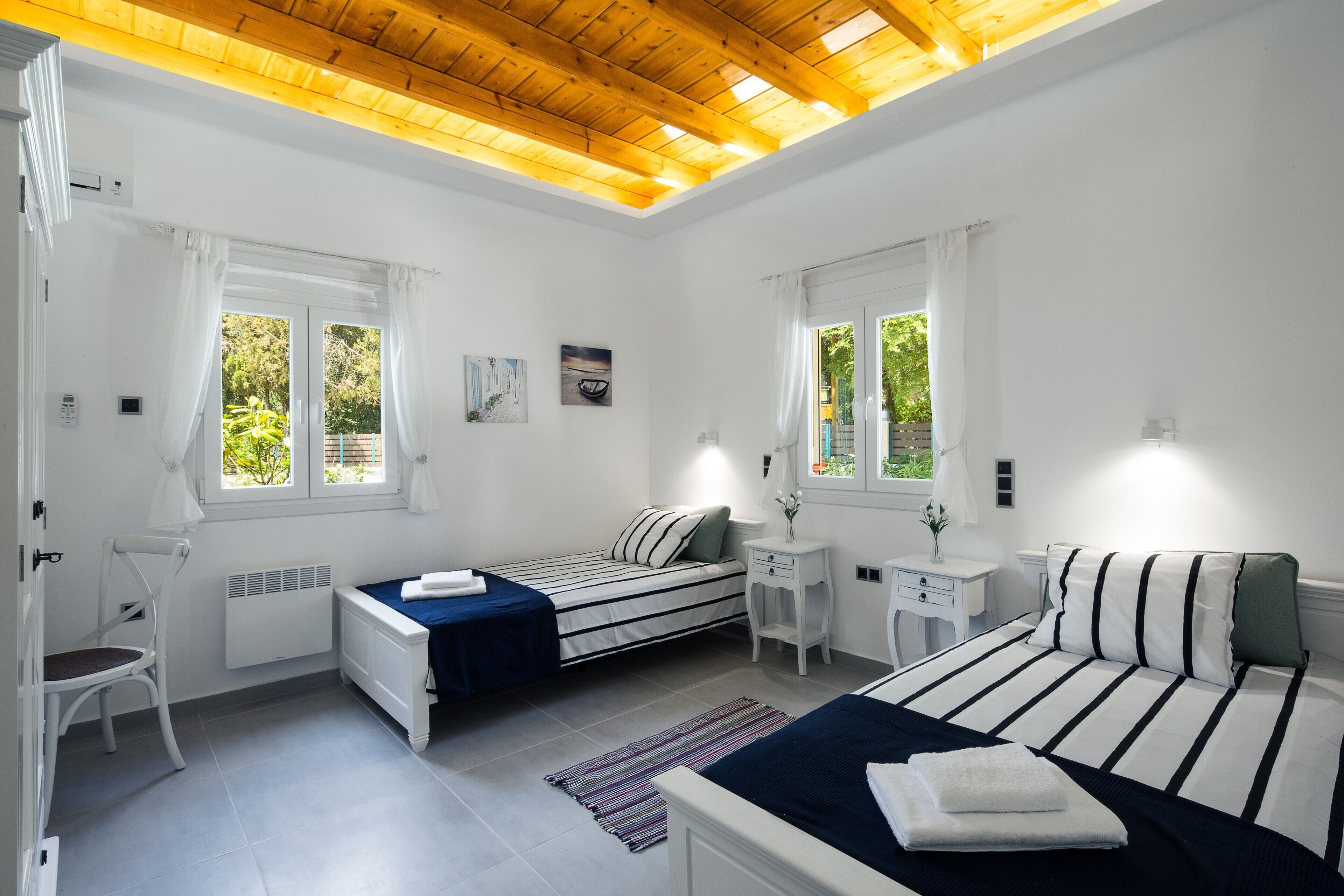 4 bedrooms, iron/ironing board, WiFi, bed sheets