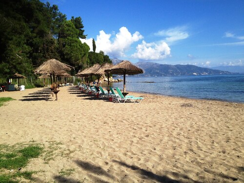 Sea Front Cottage – Beachfront Retreat with Balcony and Wi-Fi