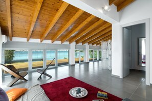 4 habitaciones, tabla de planchar con plancha, wifi y ropa de cama 