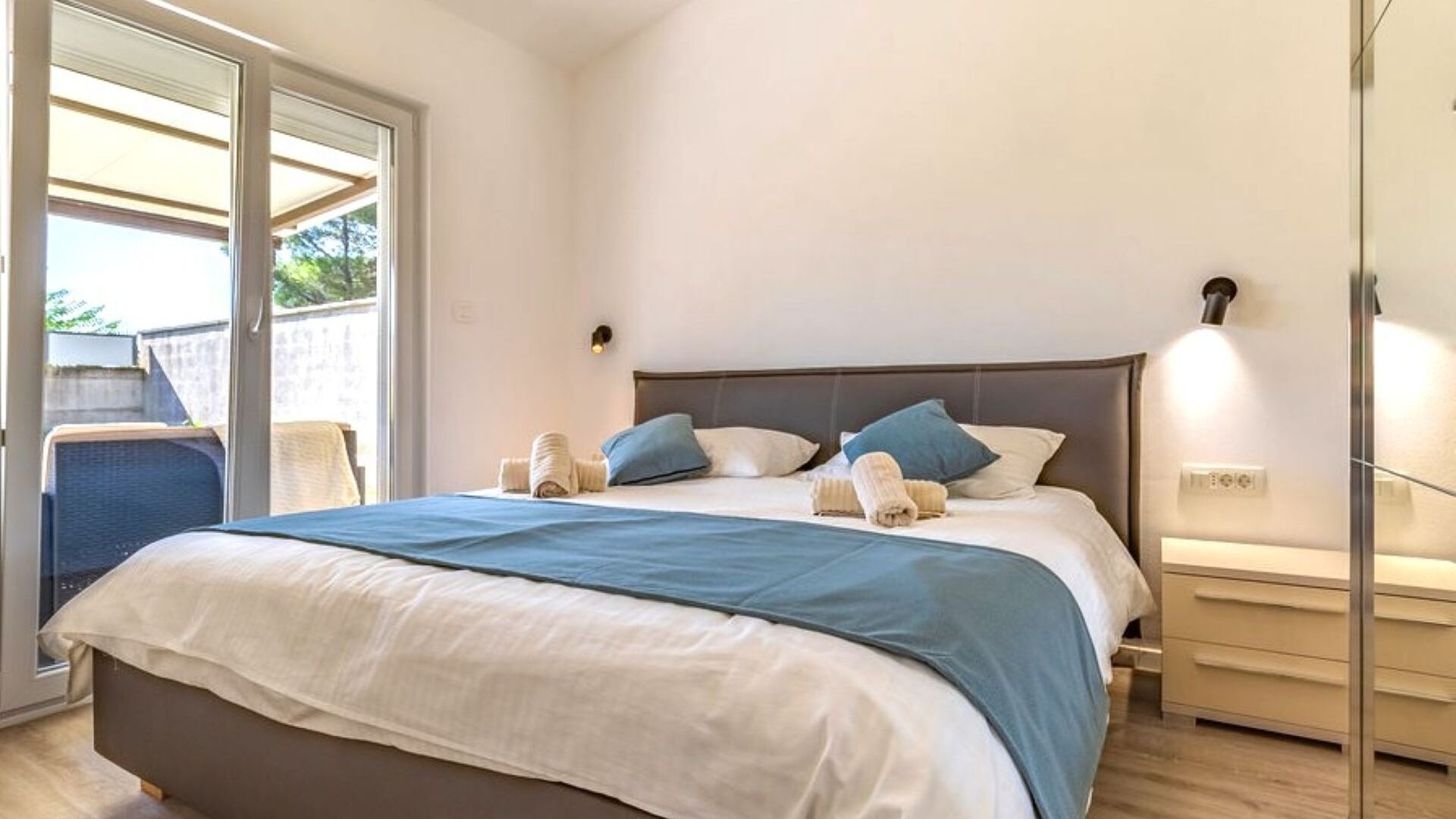 Free WiFi, bed sheets