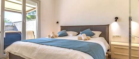 Free WiFi, bed sheets