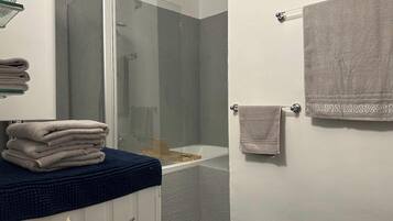 Zimmer, 2 Schlafzimmer, Raucher, Balkon | Badezimmer