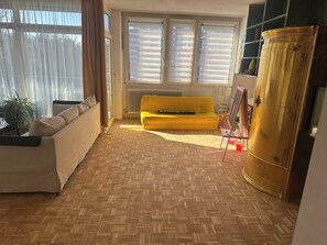 Dormitorio compartido, 2 habitaciones, fumadores, balcón | Zona de estar