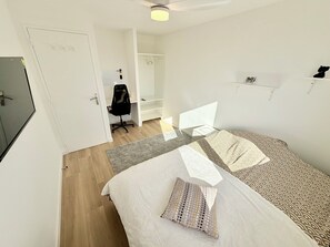 4 bedrooms, desk, iron/ironing board, WiFi - Upscale 4-bedroom apartment with large balcony (Toulon)