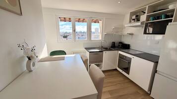 Réfrigérateur, micro-ondes, four, plaque de cuisson