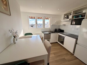 Fridge, microwave, oven, stovetop - Upscale 4-bedroom apartment with large balcony (Toulon)