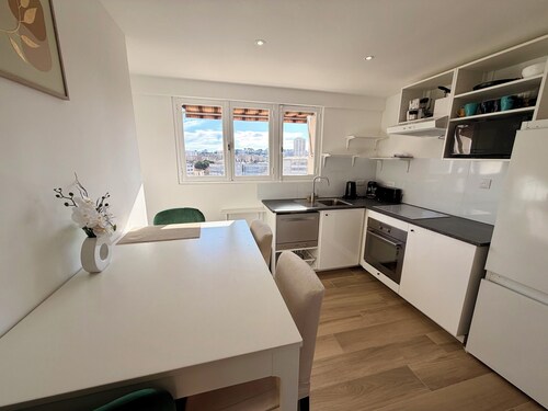 Upscale 4-bedroom apartment with large balcony