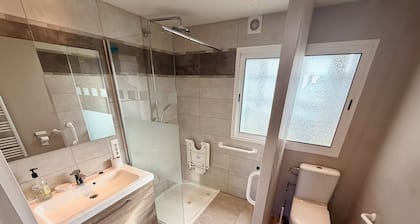 Upscale 4-bedroom apartment with large balcony