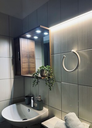 Haartrockner, Handtücher, Toilettenpapier