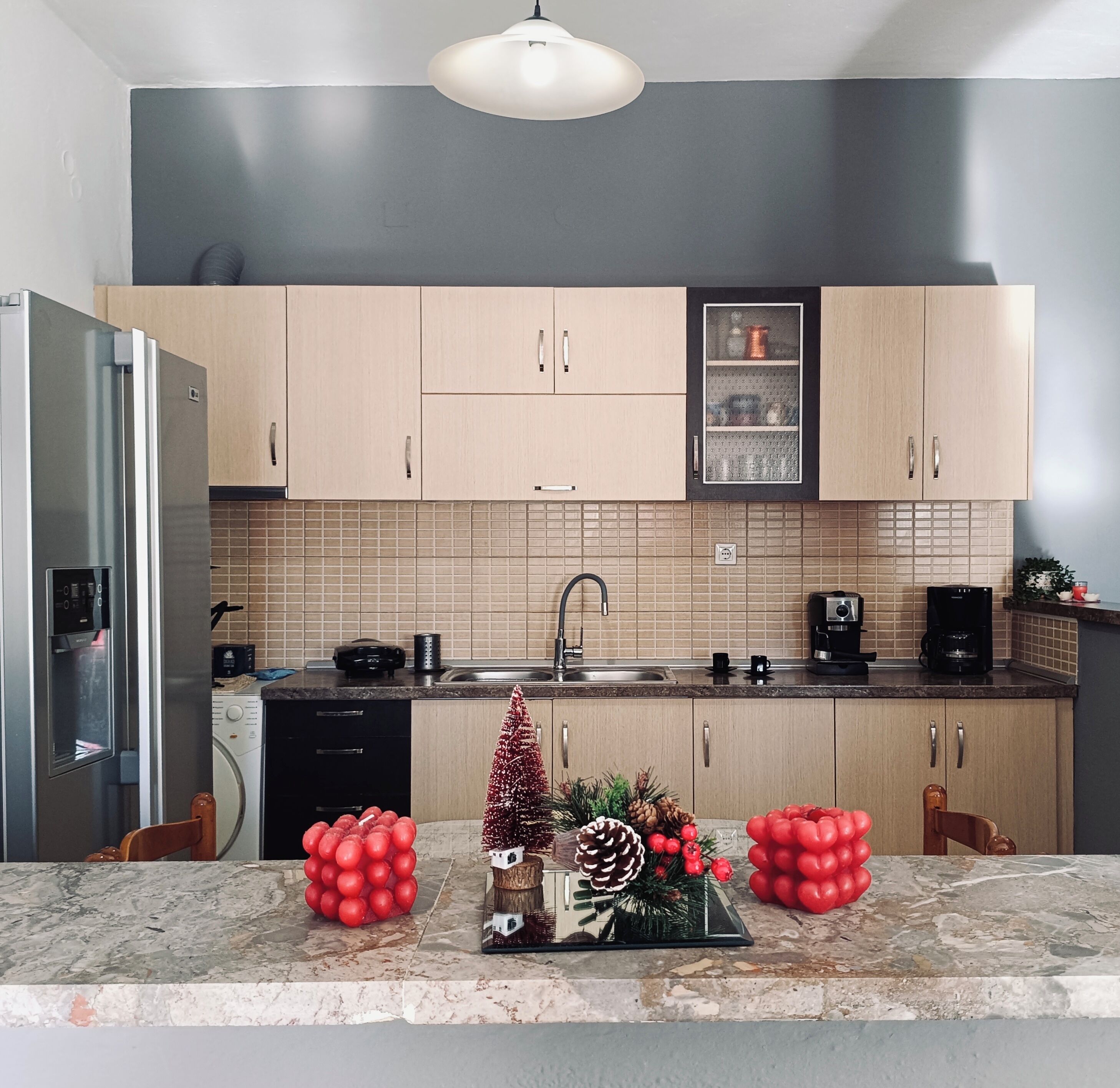 Réfrigérateur, cafetière/bouilloire, grille-pain