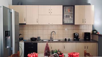 Réfrigérateur, cafetière/bouilloire, grille-pain