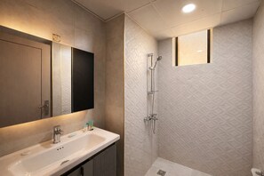 Dusche, Haartrockner, Bidet, Seife