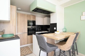 Fridge, microwave, oven, dishwasher - High-end T2, sea view, beachfront (Martigues)