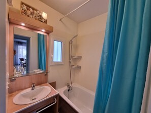 Hair dryer, soap, shampoo, toilet paper - 300 m from beach. Comfort, terrace, wifi, bed linen, garden, swimming pool, parking lot (Moliets-et-Maa)