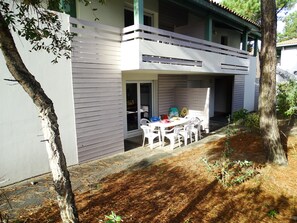 Outdoor dining - 300 m from beach. Comfort, terrace, wifi, bed linen, garden, swimming pool, parking lot (Moliets-et-Maa)
