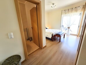 3 bedrooms, iron/ironing board, free WiFi, bed sheets - Muscari Apartment, Portimão, Algarve (Portimão)
