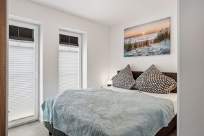 Iron/ironing board, free WiFi - Vacation apartment Friesentraum in Greetsiel - new building with terrace (Greetsiel)