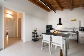 Geladeira, micro-ondas, fogão, lava-louças