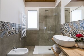 Douche, sèche-cheveux, bidet, serviettes fournies