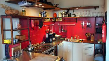 Frigorifero, microonde, forno, piano cottura