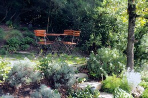 Outdoor dining - Tiny Home “Roulotte de Cabrières” with Private Terrace and Garden (Compeyre)