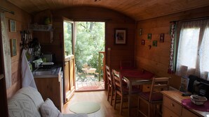 Un chalet confortable doté d’une cuisine, d’un coin repas et offrant une vue sur l’extérieur.