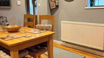 House, 2 Bedrooms | Dining room